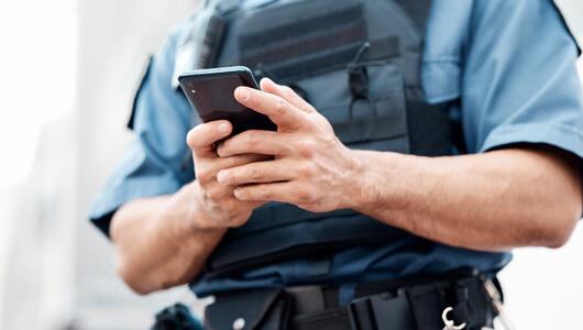 Mann Telefon Polizist