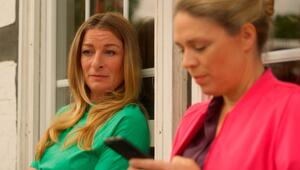 "Rote Rosen": Carla (l.) fragt sich, ob sie schwanger ist.