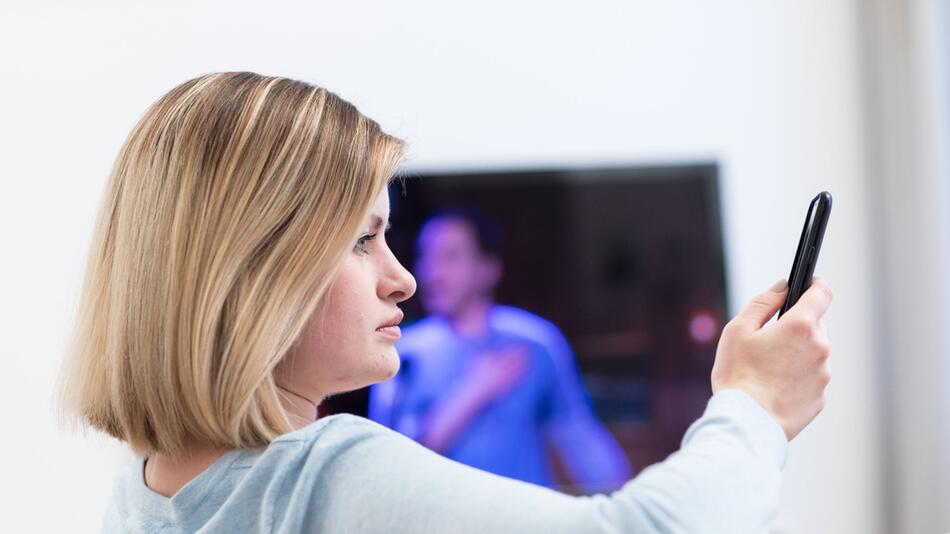 Push-Benachrichtigung Frau Fernseher Smartphone