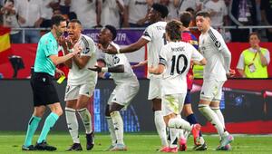 Real Madrid mit dem Schiedsrichter