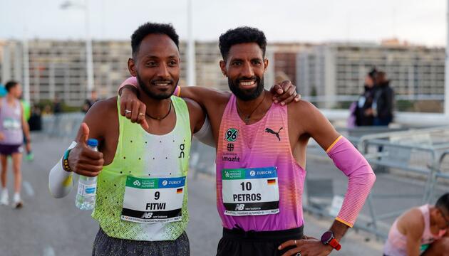 Samuel Fitwi (l) und Amanal Petros