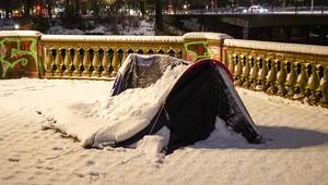 Zelt im Schnee in Hamburg