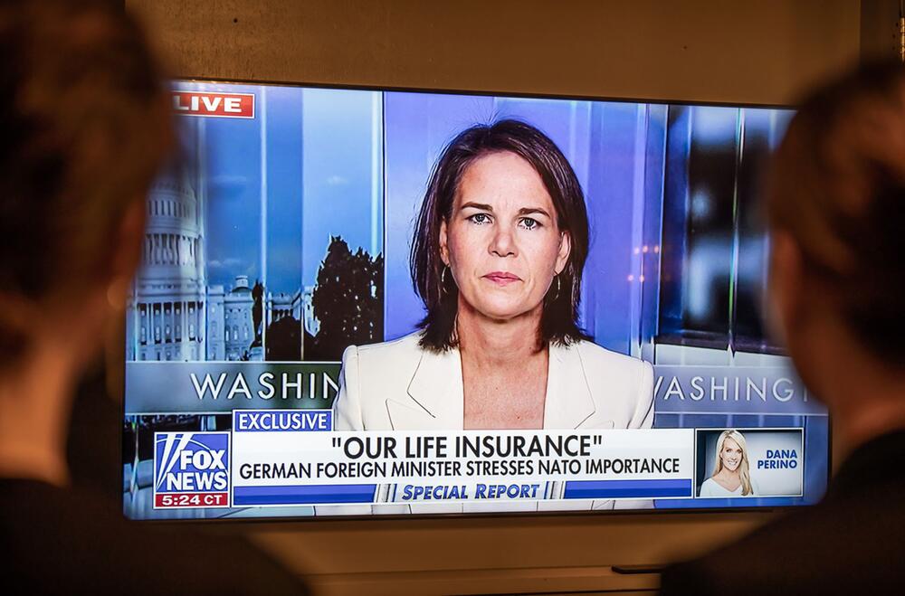 Annalena Baerbock ist auf einem TV Bildschirm des TV-Senders Fox News zu sehen