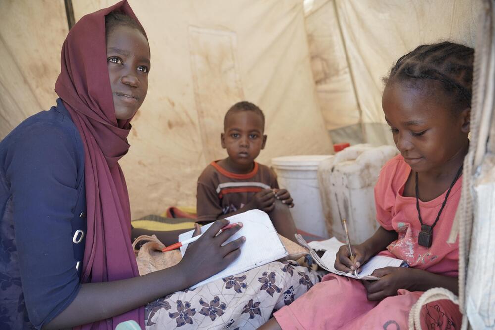Die 13-jährige Noura ist mit ihrer Familie vor dem Krieg im Sudan geflohen.