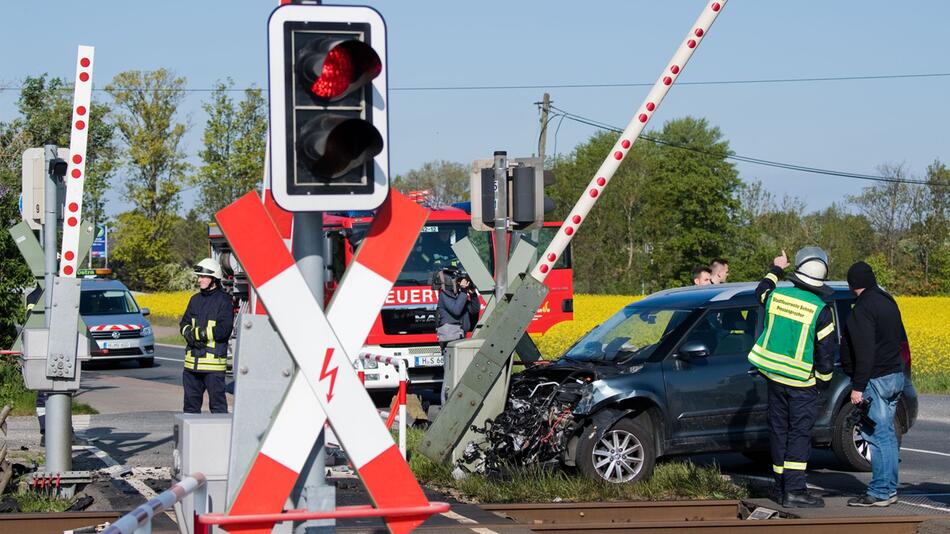 PKW kollidiert mit Zug