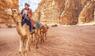 Kamele reiten durch die Wüste Jordaniens