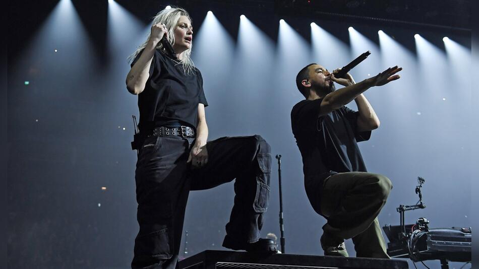 Emily Armstrong und Mike Shinoda bei einem Linkin-Park-Konzert in der Londoner O2-Arena.