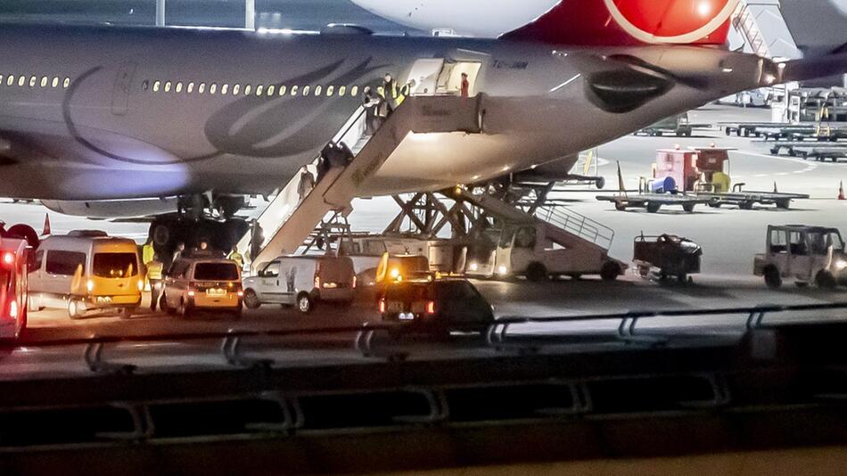 Ankunft von Abgeschobenen am Flughafen Berlin-Tegel