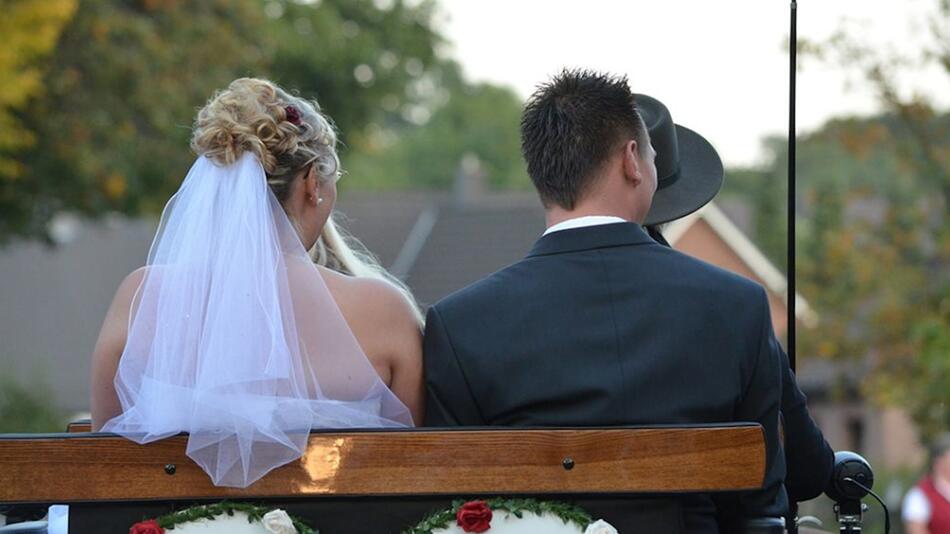 Die Kutschfahrt ist ein Highlight der Hochzeit.