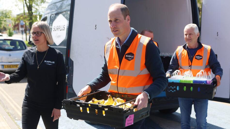 Beim Besuch einer gemeinnützigen Organisation in der Nähe von London packte Prinz William am ...