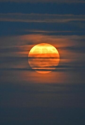 Supermond mit Wolken