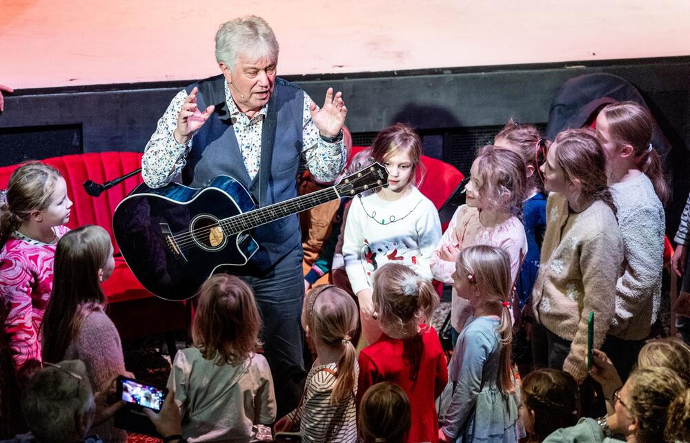 "Weihnachtsbäckerei"-Kindertag mit Sänger Zuckowski