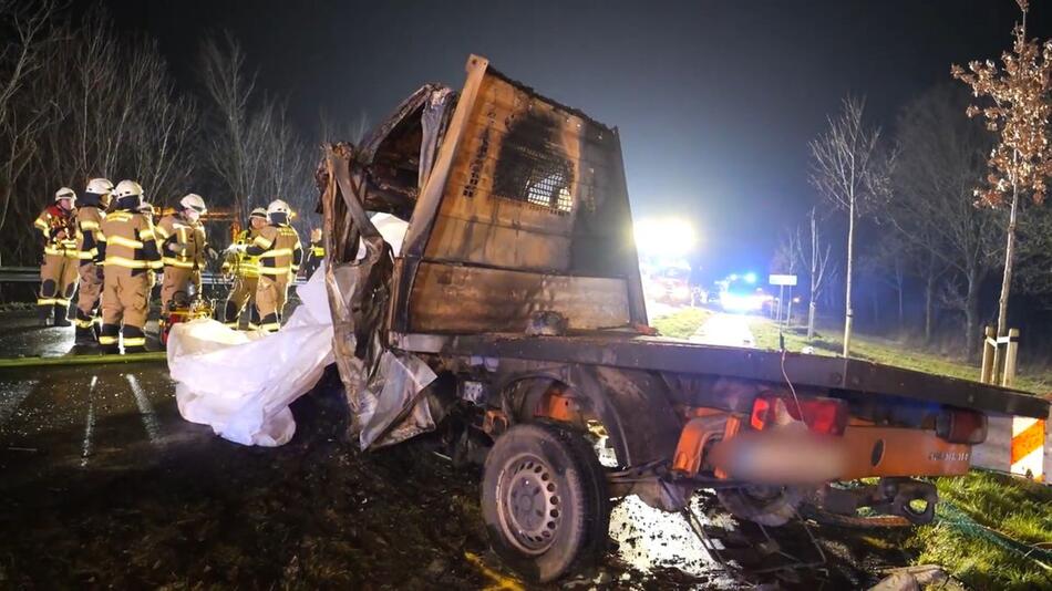 Fünf Männer sterben bei Frontalcrash westlich von Bremen: Ermittlungen laufen