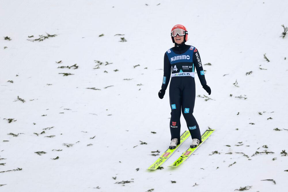 Katharina Schmid im Auslauf der Sprungschanze während der Raw-Air-Serie