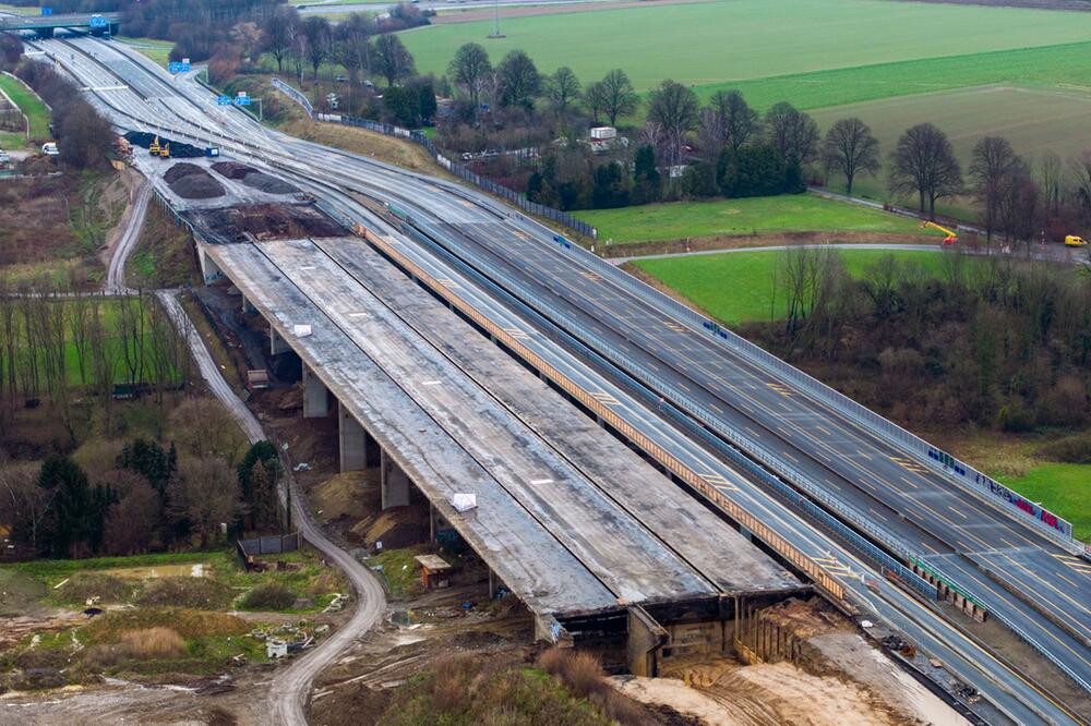 Sprengung von zwei Teilstücken der Liedbachtalbrücke