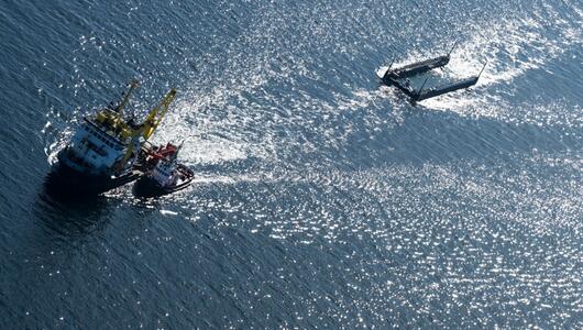 Schlepperverband mit Lastkahn (Luftaufnahme)