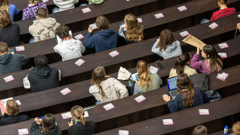 Studierende im Hörsaal