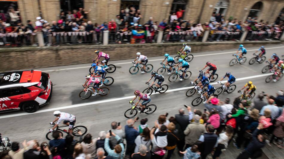 Das Fahrerfeld beim Giro d'Italia startet am 8. Mai 2023 in Vasto in die dritte Renn-Etappe