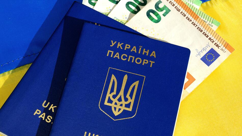 Ukrainische Pässe und Euro-Währung vor dem Hintergrund der ukrainischen Flagge.
