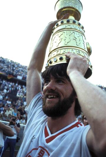 Bayer Uerdingens Friedhelm Funkel hat Spaß am Gewinn des DFB-Pokals 1985