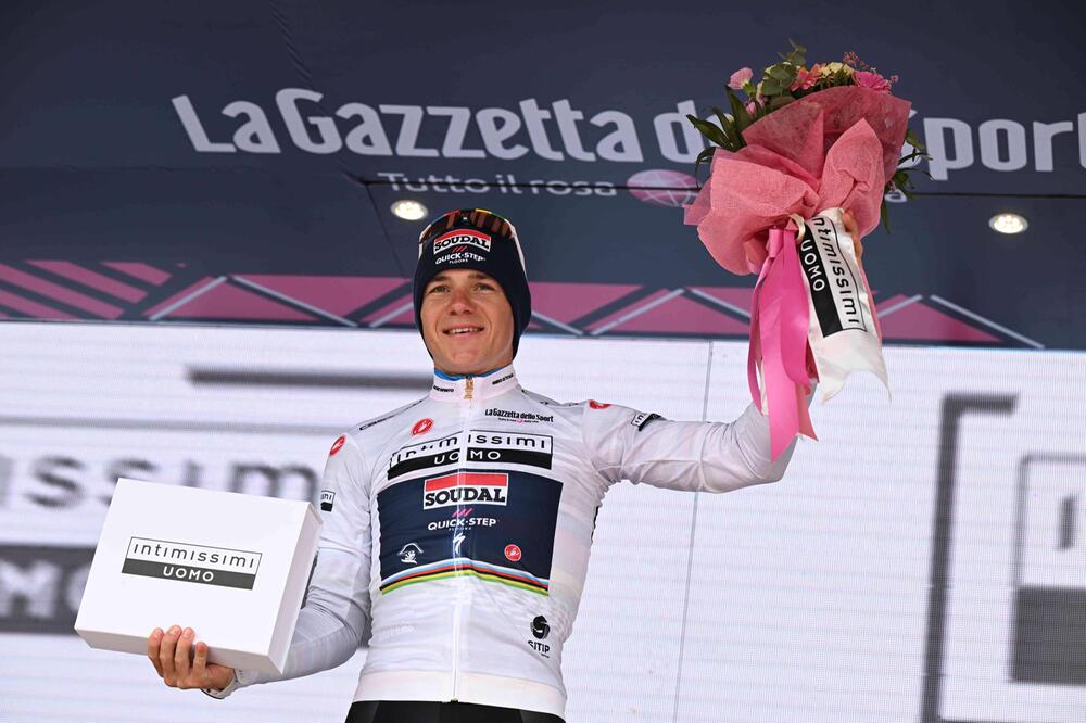Etappensieger Remco Evenepoel feiert am 14. Mai 2023 in Cesena während des Giro d'Italia