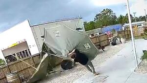 Hotelmitarbeiter will im Sturm Sonnenschirme abbauen – der Wind hat andere Pläne