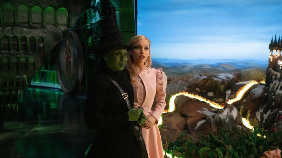 Cynthia Erivo (l.) und Ariana Grande verkörpern in "Wicked" die Hexen Elphaba und Glinda.