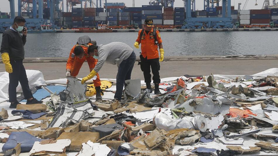 Nach dem Flugzeugabsturz in Indonesien