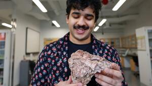 Student mit dino-Fossil