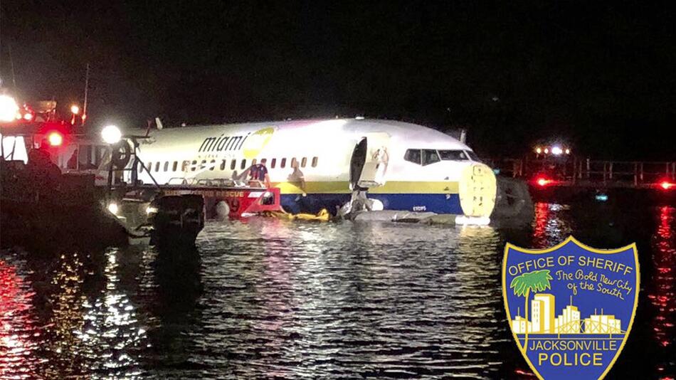 Boeing 737 rutscht auf US-Flughafen von Landebahn in Fluss
