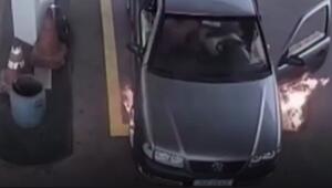 Brenzliger Tankstopp: Flammen schießen unter Auto hervor