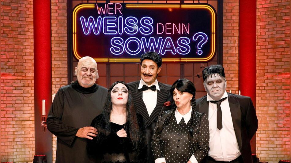 Kai Pflaume (m.), Bernhard Hoëcker (2.v.l.) und Elton (r.) begrüßen an Halloween Harry Wijnvoord ...