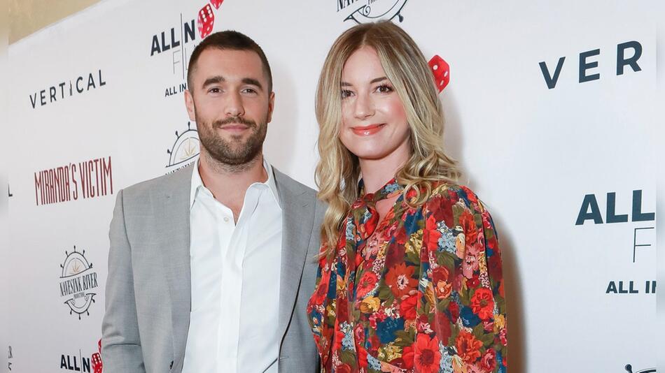 Josh Bowman und Emily VanCamp sind seit 2018 verheiratet.