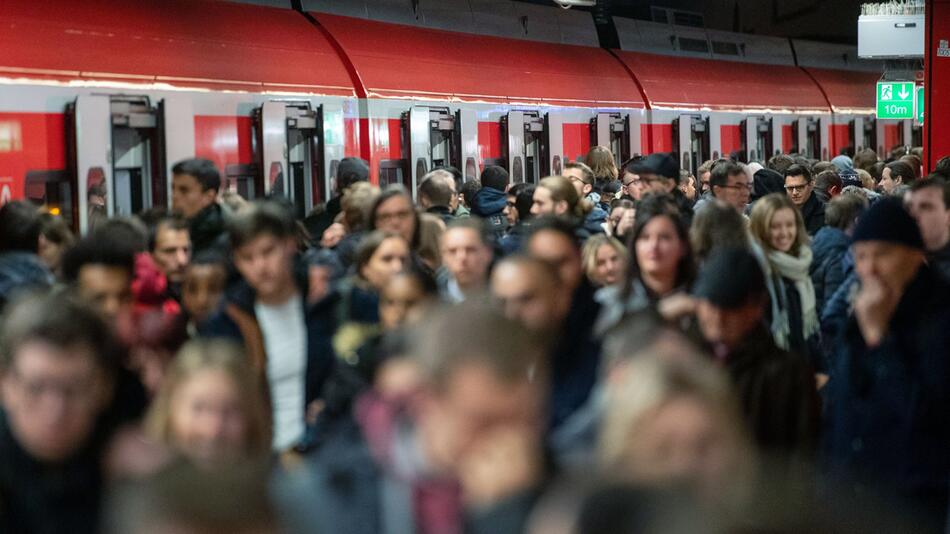 Warnstreik bei der Deutschen Bahn - Stuttgart