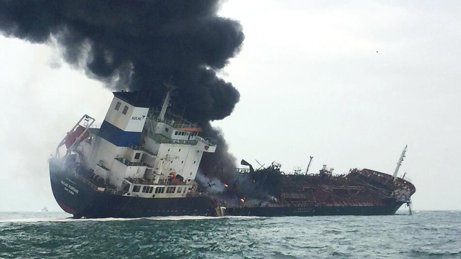 Feuer auf Öltanker vor Hongkong