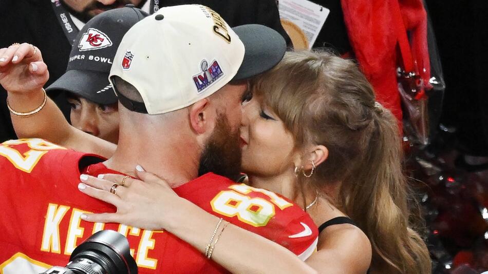 Taylor Swift, wie sie Travis Kelce zum Super-Bowl-Gewinn gratuliert.