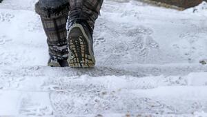 Person läuft durch Schnee