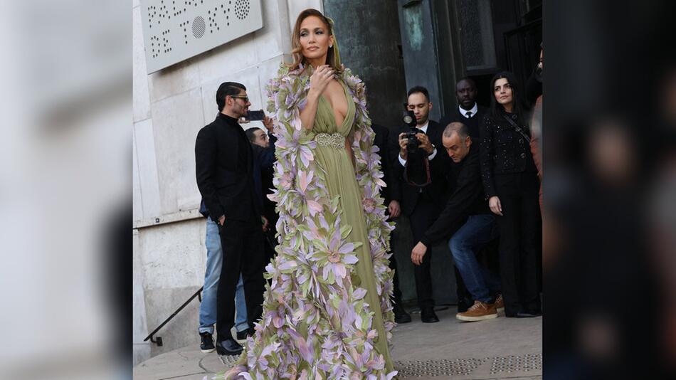 Jennifer Lopez macht Paris unsicher.