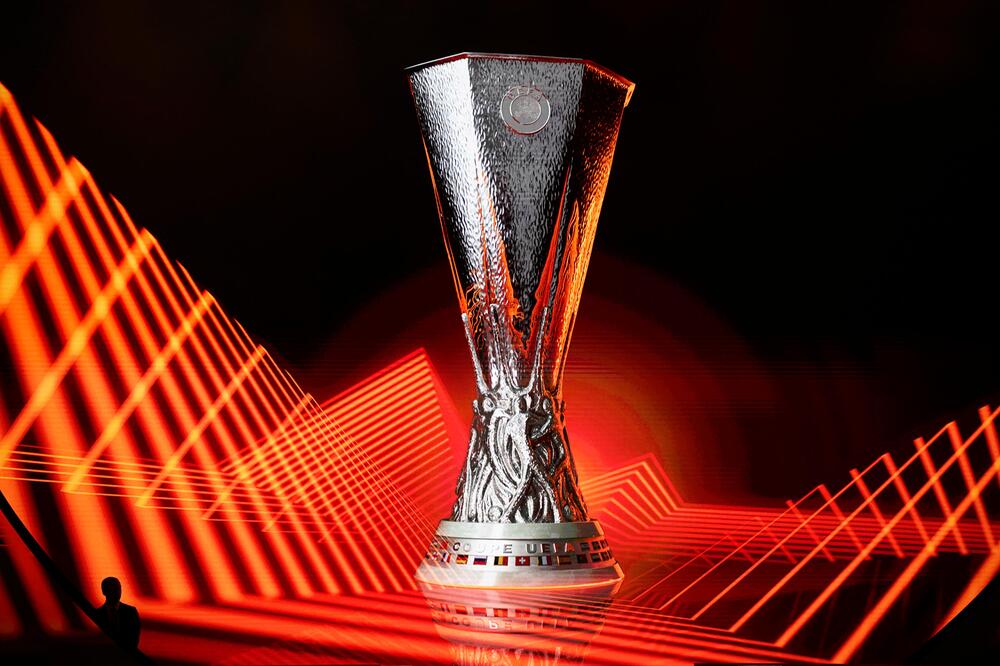 Der Uefa-Pokal für den Sieger der Europa League vor der Auslosung am 1. September 2023