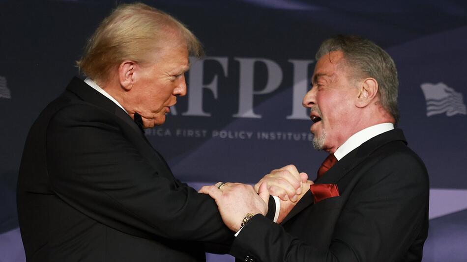 Donald Trump (l.) hat sich offenbar ins Herz seines Jüngers Sylvester Stallone geboxt.