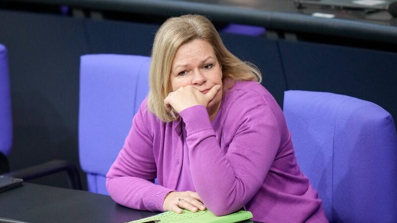 Bundesinnenministerin Nancy Faeser sitzt im Bundestag.