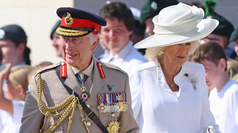 König Charles und Königin Camilla bei ihrer Ankunft in Frankreich.