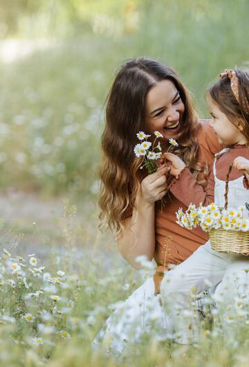 Blumen pflücken, Mutter, Kind