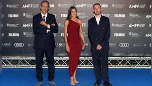Königin Letizia posiert mit Preisträger und Komponist Alexandre Desplat (r.) und Filmproduzent ...