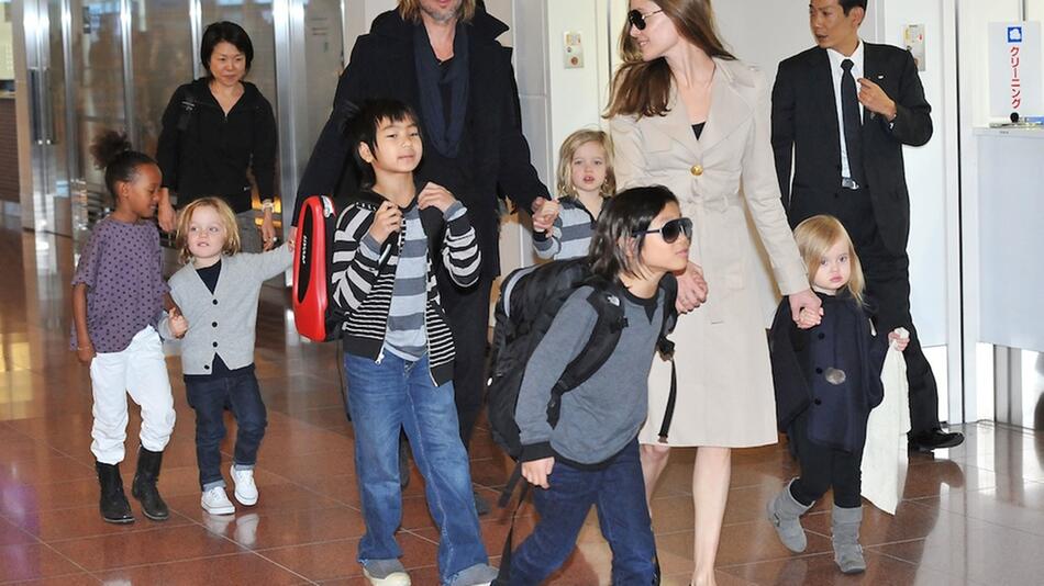 Angelina Jolie und Brad Pitt mit ihren sechs Kindern am Flughafen in Tokio