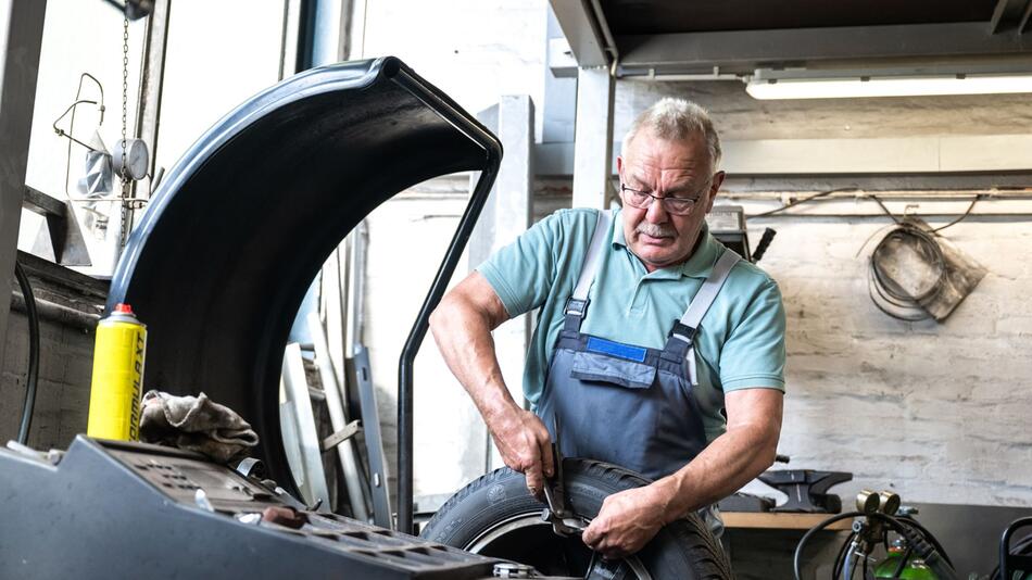 Mann arbeitet in einer Autowerkstatt