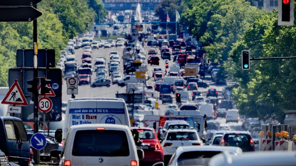 Autos, LKW und Lieferfahrzeuge fahren auf einer Straße