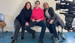 Natalia Wörner (li.), ihr Sohn Jacob-Lee Seeliger und Regisseurin Judith Kennel backstage am Set ...