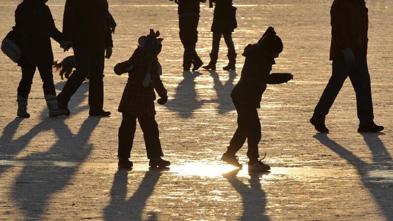 Menschen auf der Eisfläche