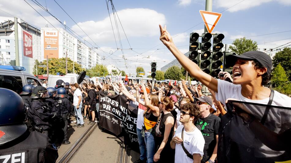 Demonstrationen zum 31. Todestag von Rudolf Heß